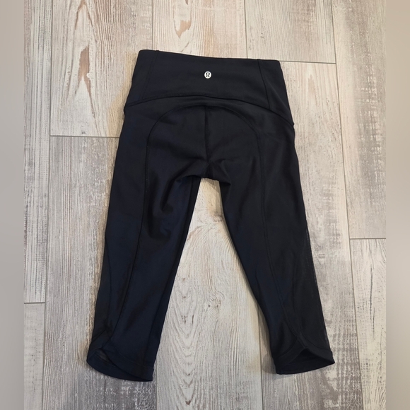 Lululemon Athletica Black Capri Leggings With Zipper Pocket & Mesh Down The Legs - Picture 8 of 10